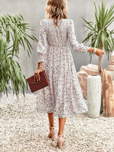 Vestido midi informal de manga larga con cuello joya y estampado floral